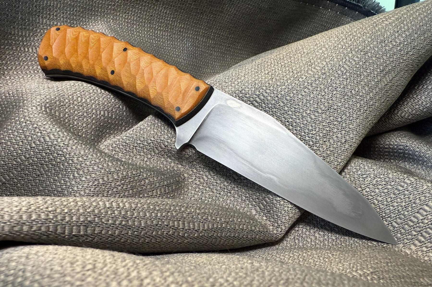 THE HOUND 1075 high carbon steel, Flat Grind, Natural Linen Micarta with Black Micarta Liners and Pins